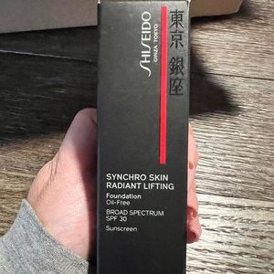 NIB Shiseido Synchro Skin Radiant Lifting Foundation 330
